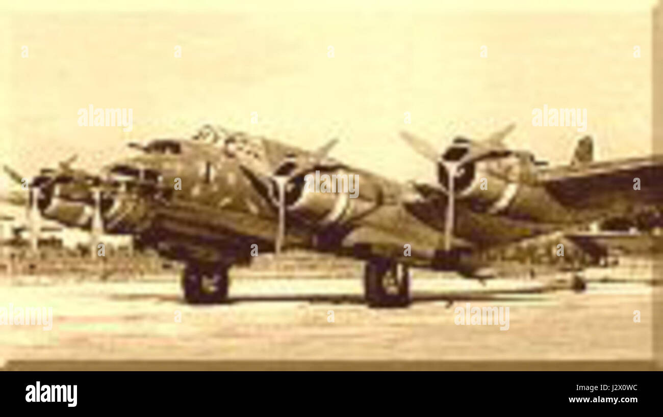 Le Piaggio P.108 était un bombardier lourd italien utilisé pendant la seconde Guerre mondiale. La vue de quart avant de l'avion montre son design distinctif, avec un accent sur son fuselage et sa section de nez, soulignant son ingénierie militaire et sa fonctionnalité. Banque D'Images