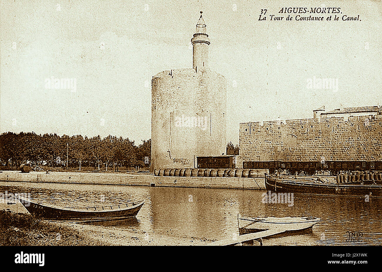 Aigues-mortes, ville fortifiée du sud de la France, est connue pour son port historique et la Tour de Constance, une tour du XIIIe siècle avec une histoire militaire et culturelle importante. Banque D'Images