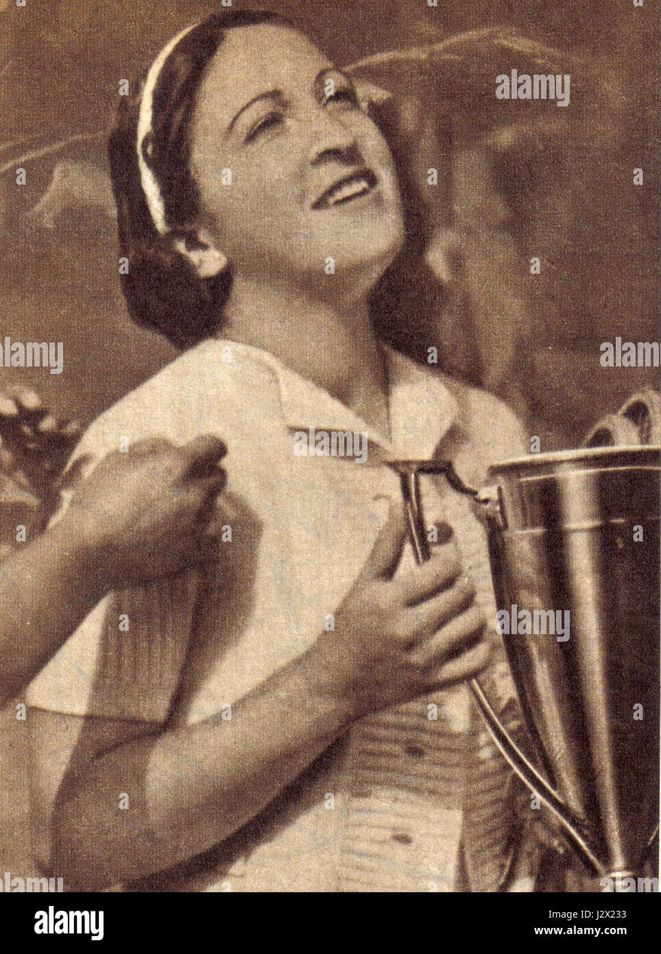 Anita Lizana était une joueuse de tennis chilienne qui a acquis une reconnaissance internationale dans les années 1930 et 1940 Elle a remporté du succès en simple et en double, représentant le Chili dans divers tournois, et était connue pour son athlétisme et son esprit sportif. Banque D'Images