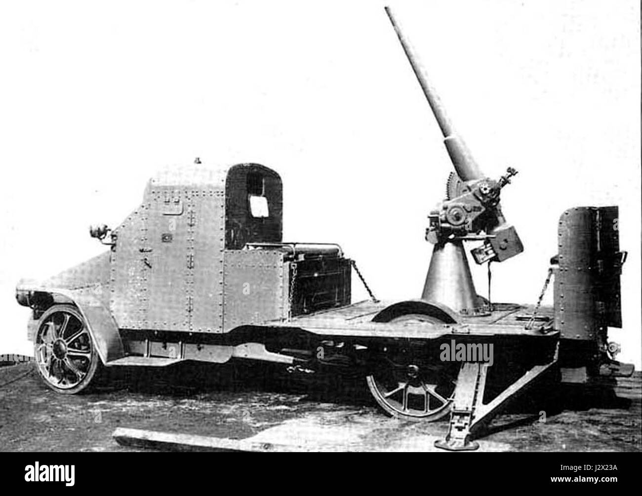 Cette entrée fait probablement référence au véhicule antiaérien Austin, un véhicule militaire utilisé pour la défense aérienne, connu pour son utilisation en temps de guerre, en particulier au XXe siècle. Banque D'Images