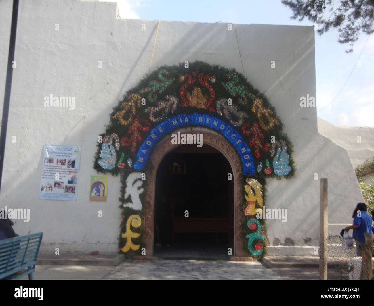 « Antiguo templo los reyes » se traduit par « ancien temple des Rois », faisant probablement référence à un site ou à une structure ancienne associée à la royauté. Le temple peut avoir une signification historique et culturelle dans le contexte de sa civilisation originelle ou de son patrimoine architectural. Banque D'Images