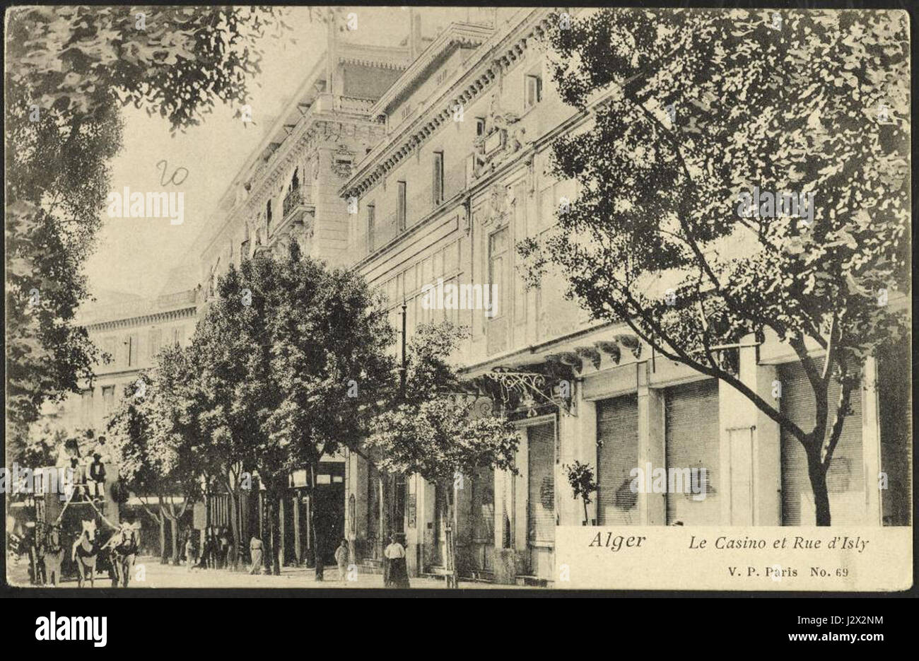 Le Casino et la rue d'Isly à Alger sont des monuments importants de la ville. Le Casino est un bâtiment historique connu pour son importance culturelle, tandis que la rue d'Isly est une rue principale d'Alger, reflétant le mélange de l'architecture coloniale française et du patrimoine algérien. Banque D'Images