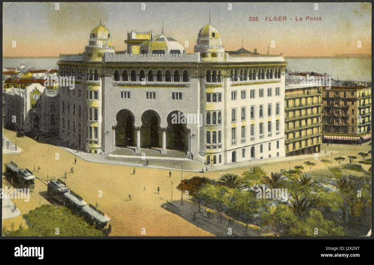Le bureau de poste d'Alger en Algérie est un bâtiment historique, probablement le reflet de l'époque coloniale ou du début du XXe siècle, important pour son rôle dans le système de communication. Banque D'Images
