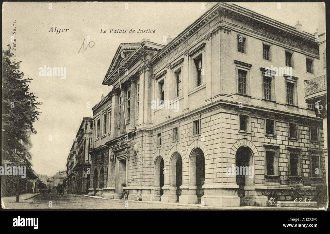 Le palais de justice d'Alger, en Algérie, est un bâtiment historique important qui représente l'architecture coloniale et post-coloniale du pays. C'est une partie importante du paysage urbain d'Alger. Banque D'Images