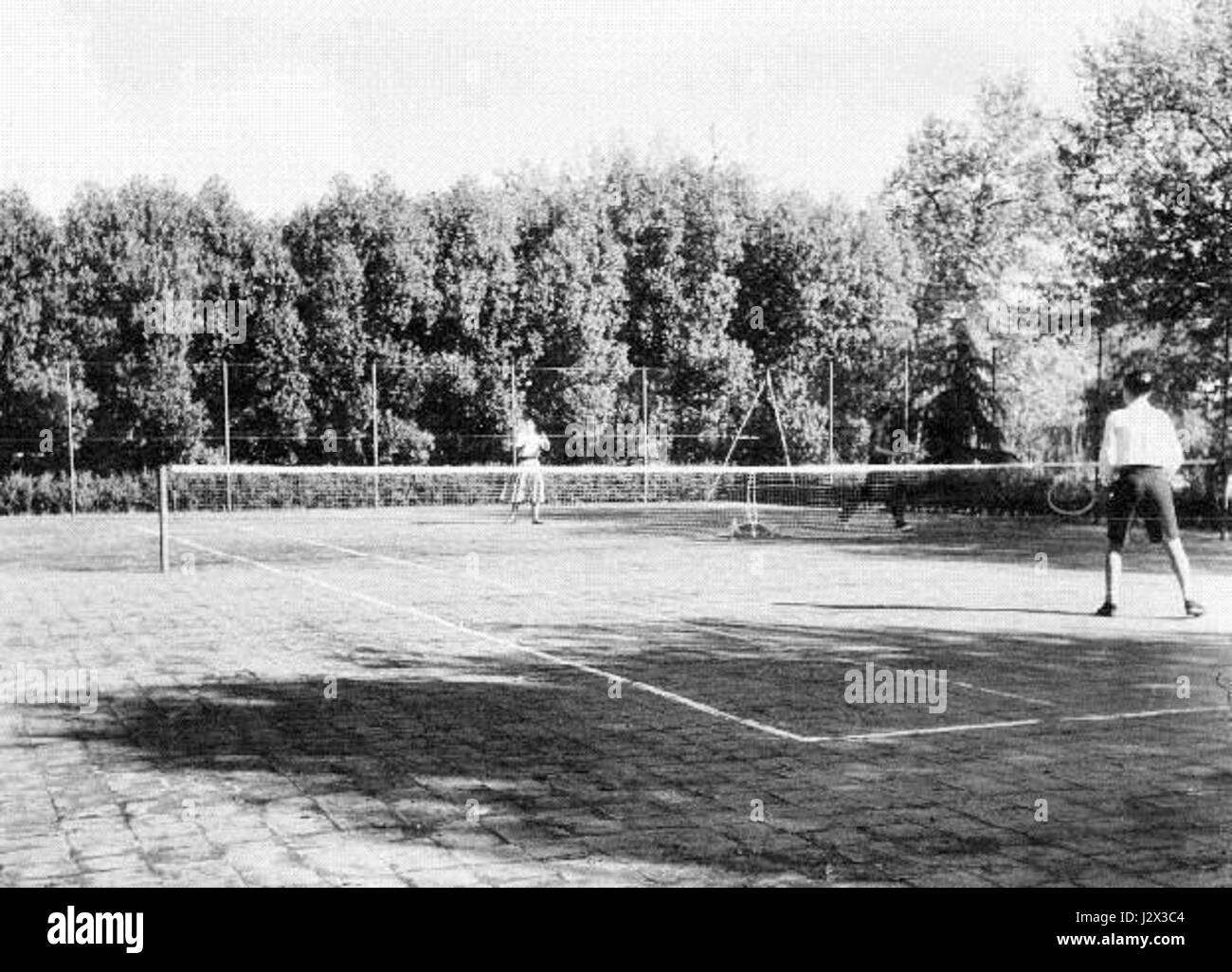 Une image historique ou contemporaine de Campo Grande, une région connue pour ses courts de tennis et ses installations sportives. L'image remonte probablement au XIXe ou XXe siècle, offrant un aperçu du développement du sport dans ce domaine. Banque D'Images