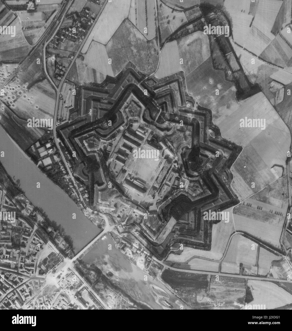 Cette image montre la Cittadella, une fortification historique, après avoir été bombardée. Le Cittadella est situé dans la ville de Victoria, Gozo, et est connu pour ses murs médiévaux et ses tours. Le bombardement a probablement eu lieu pendant l'un des conflits impliquant l'île de Gozo. Banque D'Images