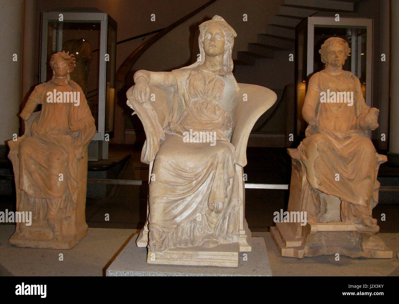 L'image fait référence à une représentation d'un donateur entre deux statues de Déméter, une déesse de l'agriculture dans la mythologie grecque, d'Ariccia, en Italie. Cela pourrait être une représentation d'un relief ou d'une sculpture antique qui relie la figure avec les pratiques religieuses grecques. Banque D'Images L'image fait référence à une représentation d'un donateur entre deux statues de Déméter, une déesse de l'agriculture dans la mythologie grecque, d'Ariccia, en Italie. Cela pourrait être une représentation d'un relief ou d'une sculpture antique qui relie la figure avec les pratiques religieuses grecques. Banque D'Images
