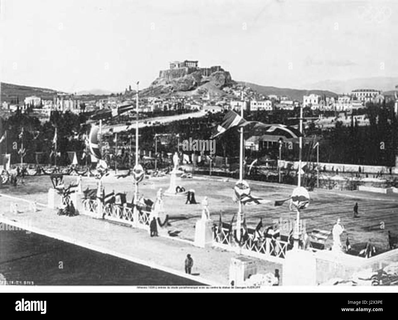 L'entrée du stade panathénien d'Athènes, en 1896, est historiquement importante car elle a accueilli les premiers Jeux Olympiques modernes. Ce site emblématique symbolise la renaissance des Jeux Olympiques à l’ère moderne. Banque D'Images