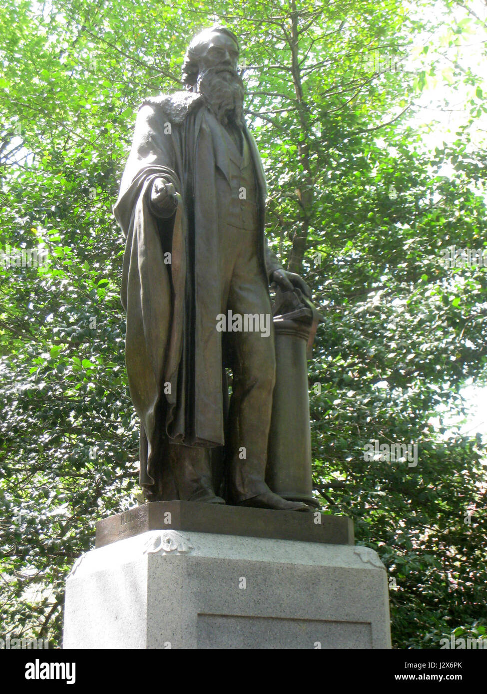 La statue de Samuel F. B. Morse, créée par Byron M. Picket, se trouve à Central Park, New York, commémorant la contribution significative de l'inventeur au télégraphe et aux technologies de communication. Banque D'Images