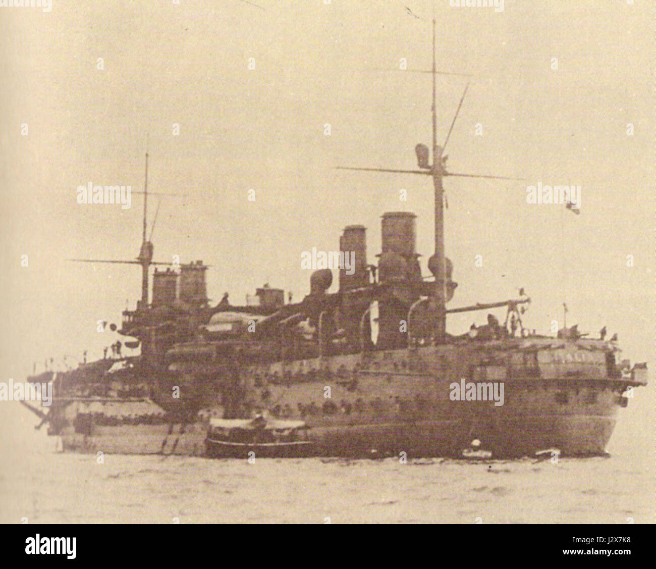 Le cuirassé italien Italia, construit en 1880, subit un important réaménagement. Cette transformation a amélioré ses capacités opérationnelles et étendu son service dans la marine italienne, marquant une phase importante de l'histoire navale. Banque D'Images