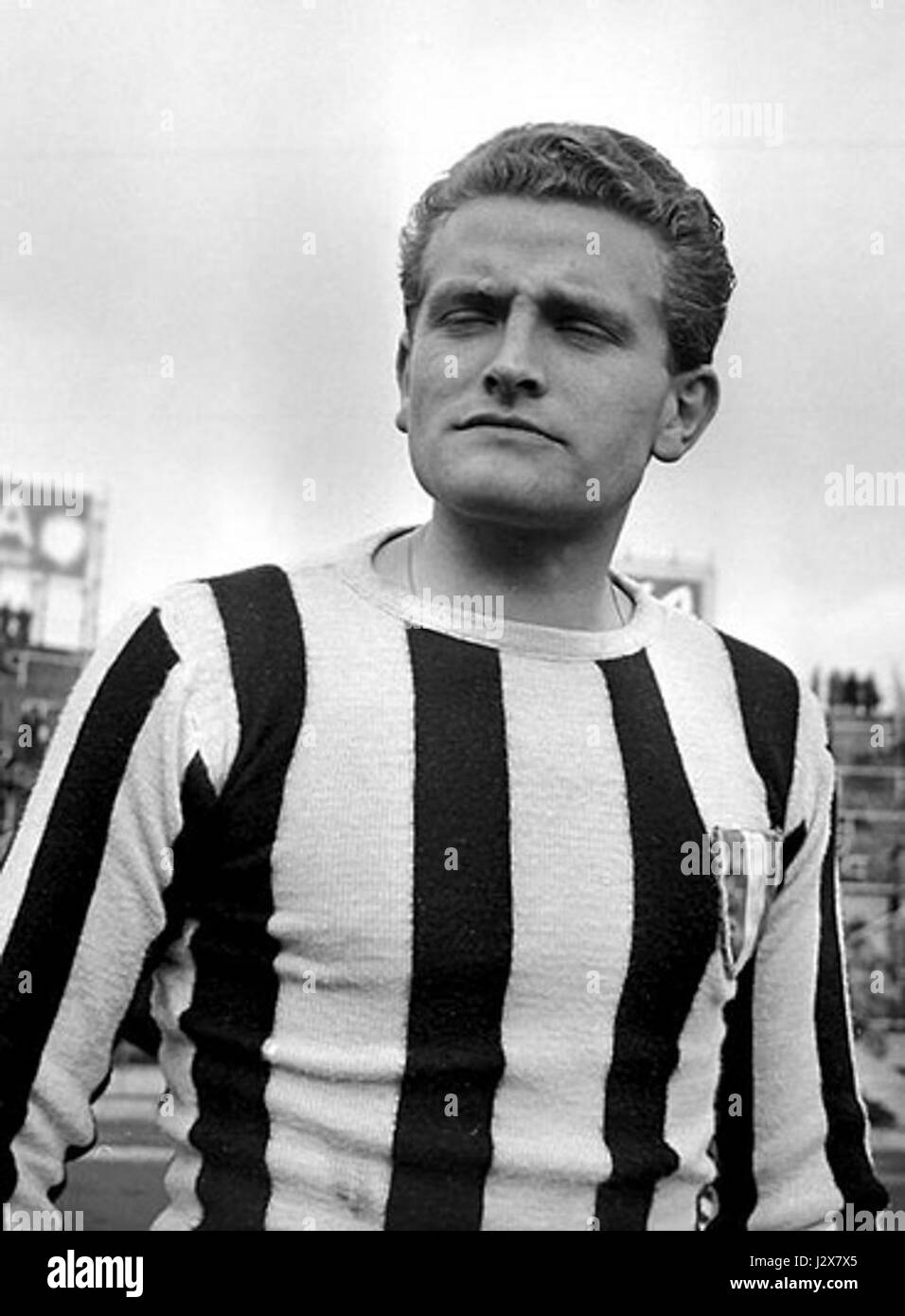 Giampiero Boniperti, un footballeur italien, est photographié en 1951, montrant son rôle d'attaquant pour la Juventus et l'équipe nationale italienne au début des années 1950 Banque D'Images