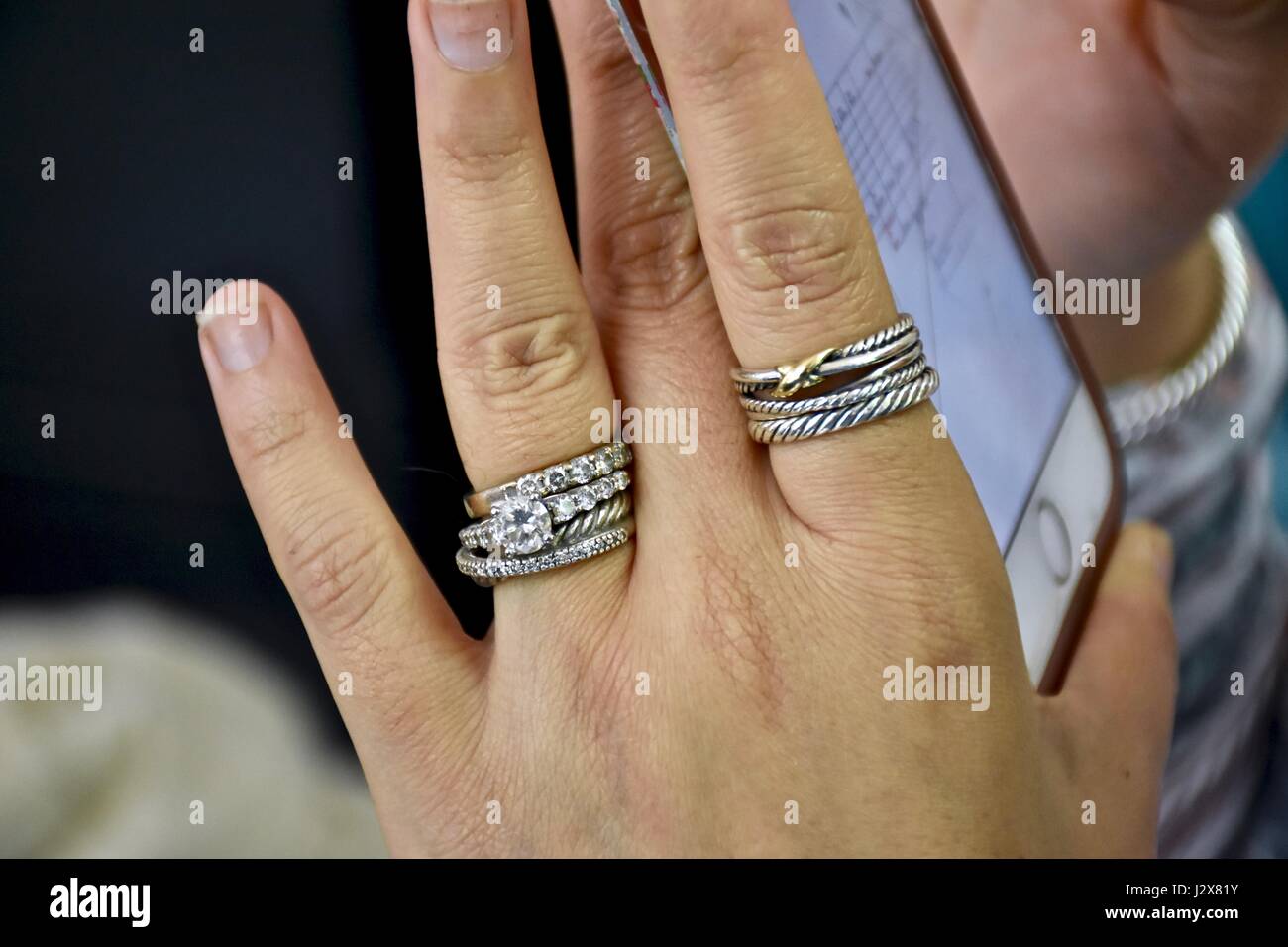 Femme avec David Yurman bijoux design sms sur un iPhone Photo Stock - Alamy