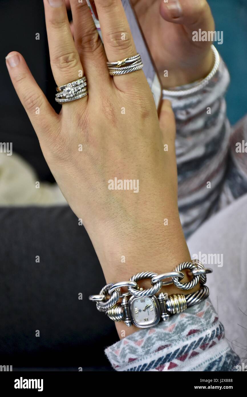 Femme avec David Yurman bijoux design sms sur un iPhone Photo Stock - Alamy