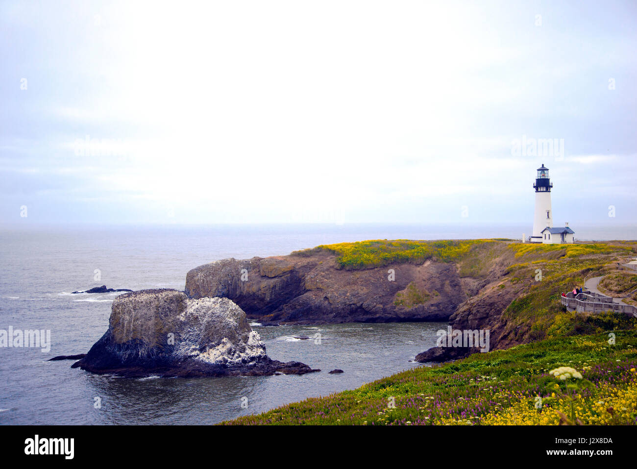 Gyrophares ronde haute la façon les navires naviguant dans la mer et est visible de loin, parce que debout sur une haute falaise sur la côte du Pacifique. Banque D'Images
