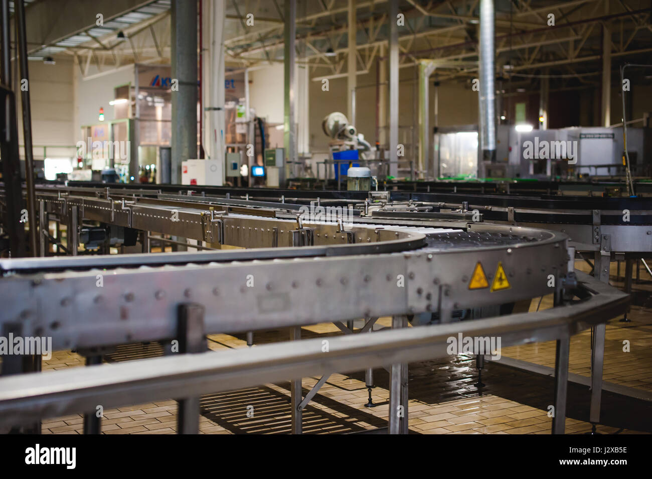 Ligne de production de bière. L'équipement pour la production et la mise en bouteille du produit fini. Appareil technologique industrielle spéciale à l'usine Banque D'Images