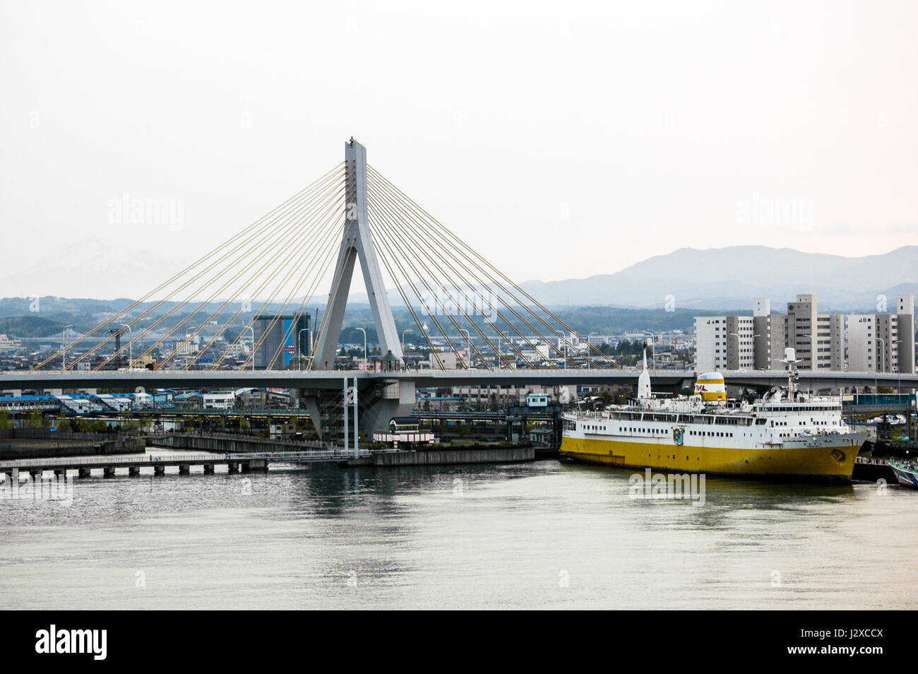 Vue mer à haubans de aomori bay bridge avec memorial navire 'Hakkoda-Maru', musée flottant, en premier plan. Banque D'Images