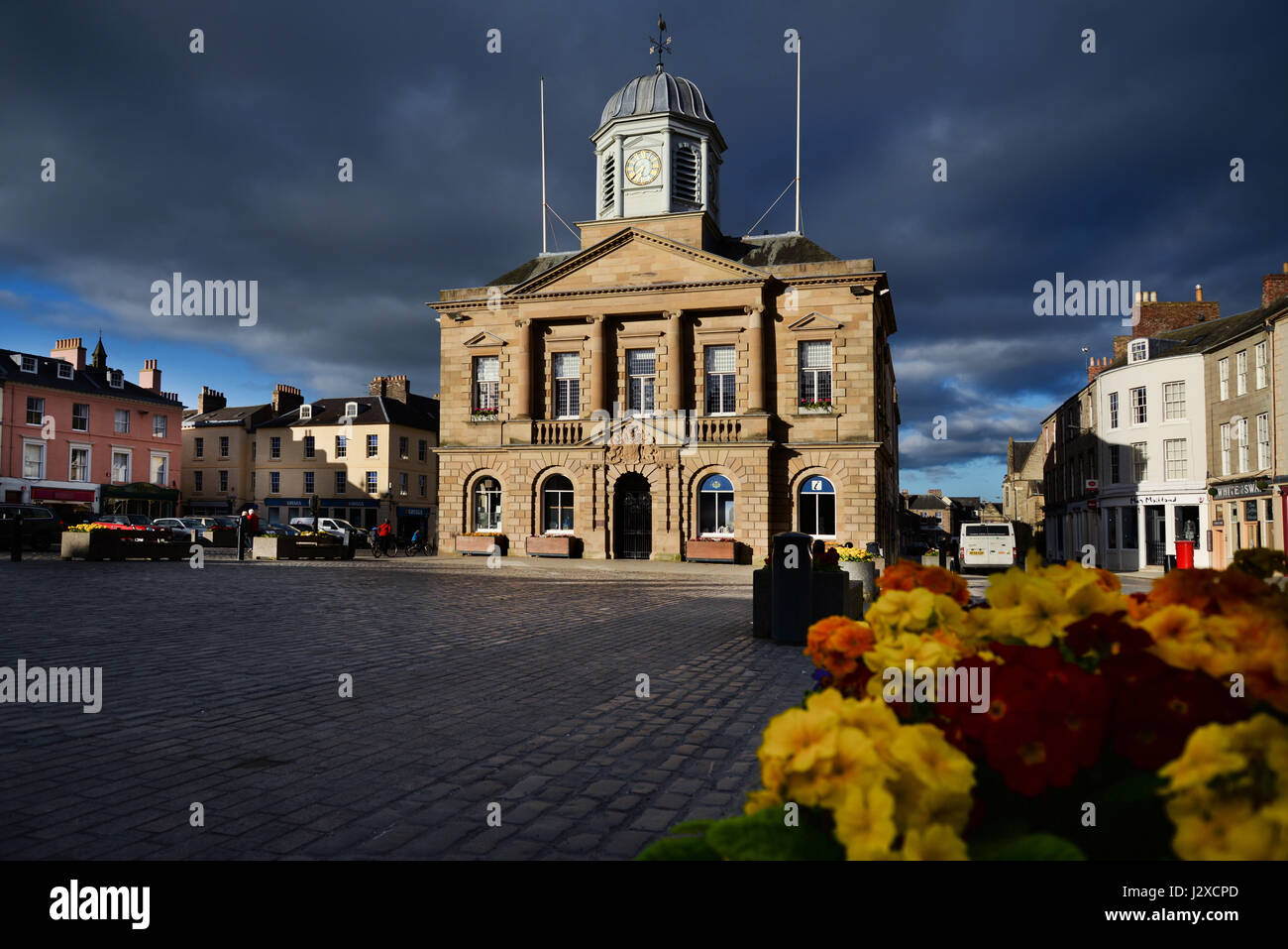 Soleil du soir trouver l'hôtel de ville dans la ville frontière d'Écossais Kelso Banque D'Images