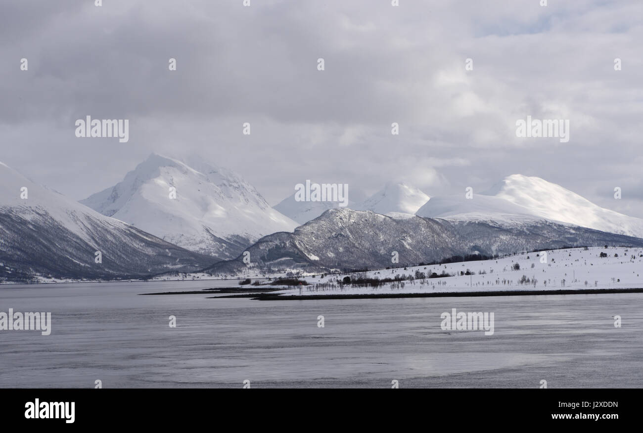 Un paysage d'hiver enneigé, vu de la route de l'Hurtigruten Finnsnes à Tromso. Troms, Norvège. Banque D'Images