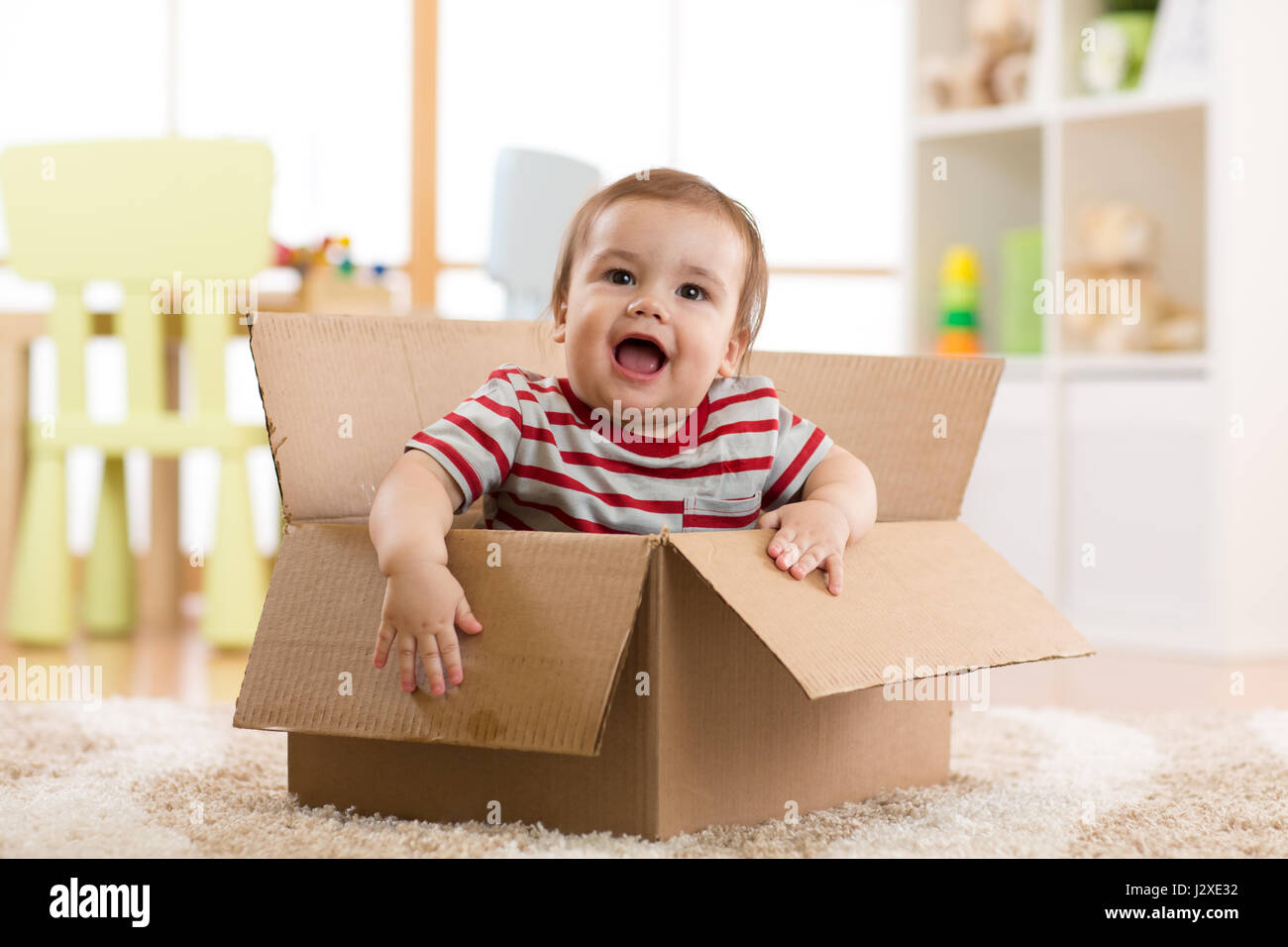 Joli bébé à l'intérieur d'une boîte Banque D'Images