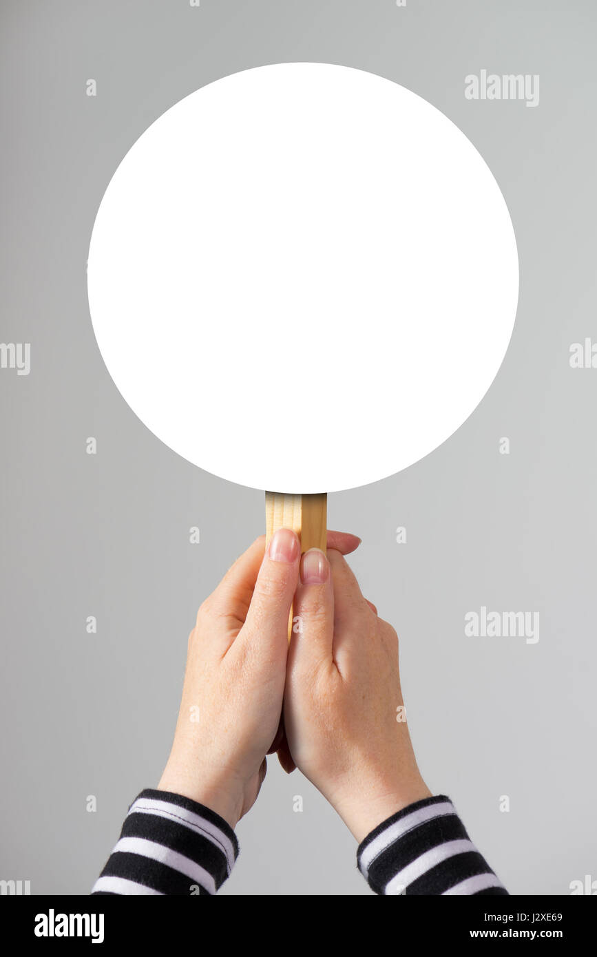 Femme hand holding blank mock up banner signe dans l'espace pour copier du texte ou des devis conception graphique Banque D'Images