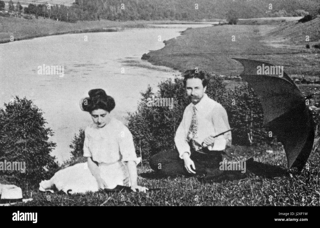 Cette photographie historique capture Alexandre Scriabine, le célèbre compositeur russe, avec sa femme Tatiana Schloezer au bord de la rivière Oka. C'est le reflet de leur vie personnelle et de leur lien avec l'histoire culturelle russe. Banque D'Images
