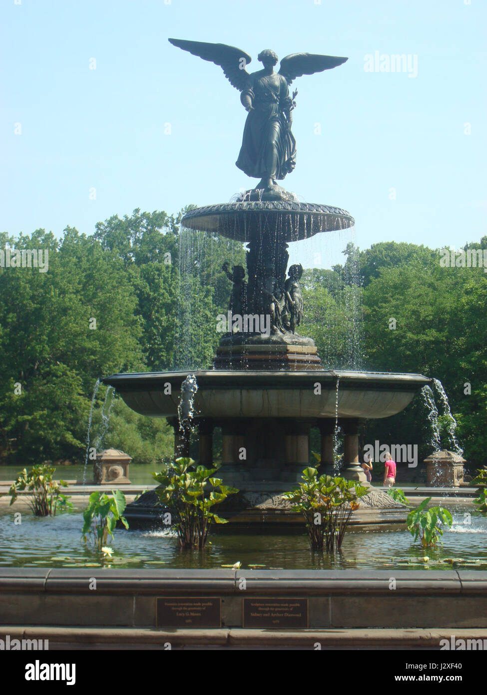 La statue de l'Ange des eaux de Bethesda Terrace est un monument bien connu à Central Park, New York. Créé par la sculptrice Emma Stebbins en 1868, il représente l'ange de Bethesda, symbolisant la guérison et la paix. C'est une caractéristique importante du paysage du parc et détient une importance historique dans l'art américain et le design urbain. Banque D'Images La statue de l'Ange des eaux de Bethesda Terrace est un monument bien connu à Central Park, New York. Créé par la sculptrice Emma Stebbins en 1868, il représente l'ange de Bethesda, symbolisant la guérison et la paix. C'est une caractéristique importante du paysage du parc et détient une importance historique dans l'art américain et le design urbain. Banque D'Images