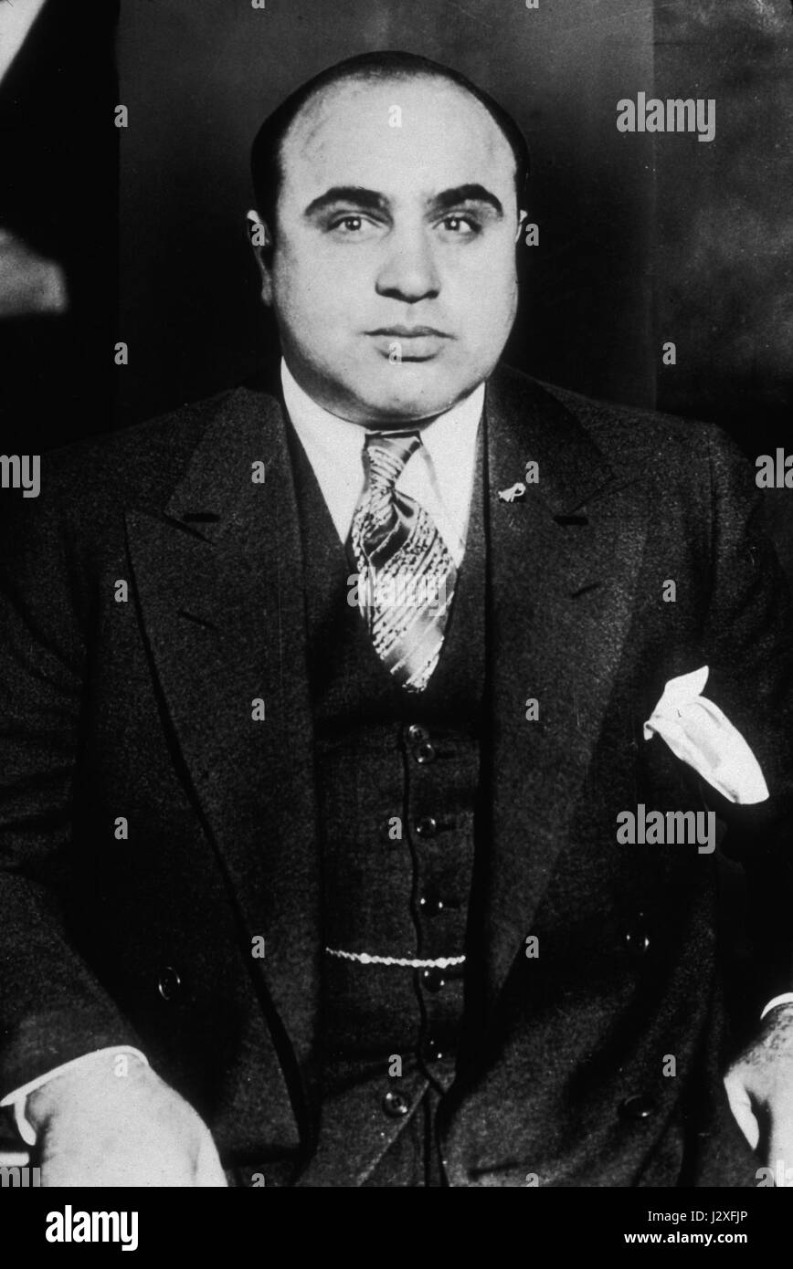 Une image célèbre d'Al Capone datant d'environ 1935, l'une des figures les plus célèbres de l'histoire du crime américain. Connu pour son leadership dans la tenue de Chicago, l'empire criminel de Capone prospéra pendant la Prohibition. Cette photo d'époque reflète son statut de gangster puissant et redoutable. Banque D'Images Une image célèbre d'Al Capone datant d'environ 1935, l'une des figures les plus célèbres de l'histoire du crime américain. Connu pour son leadership dans la tenue de Chicago, l'empire criminel de Capone prospéra pendant la Prohibition. Cette photo d'époque reflète son statut de gangster puissant et redoutable. Banque D'Images