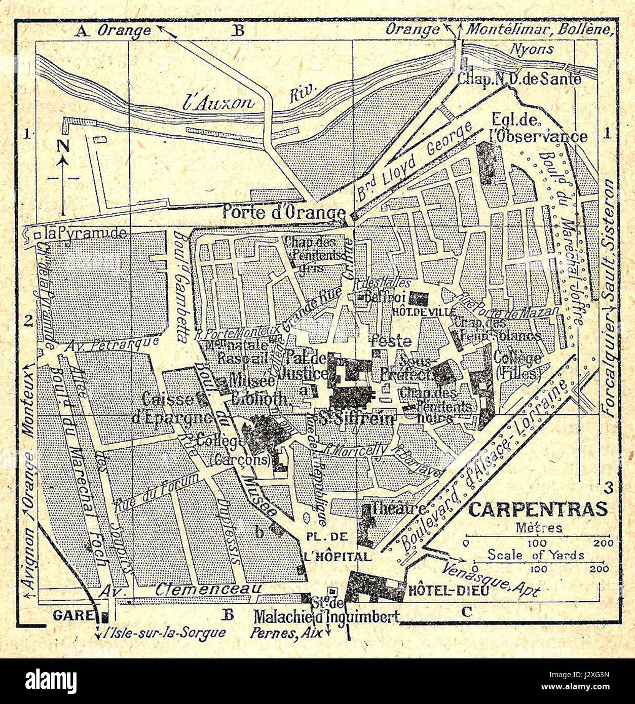 Cette carte de 1921 montre Carpentras, une commune du sud de la France. La carte offre une vue détaillée de la configuration géographique de la ville et des caractéristiques clés de cette période, illustrant le développement urbain et les monuments locaux du début du XXe siècle. Banque D'Images