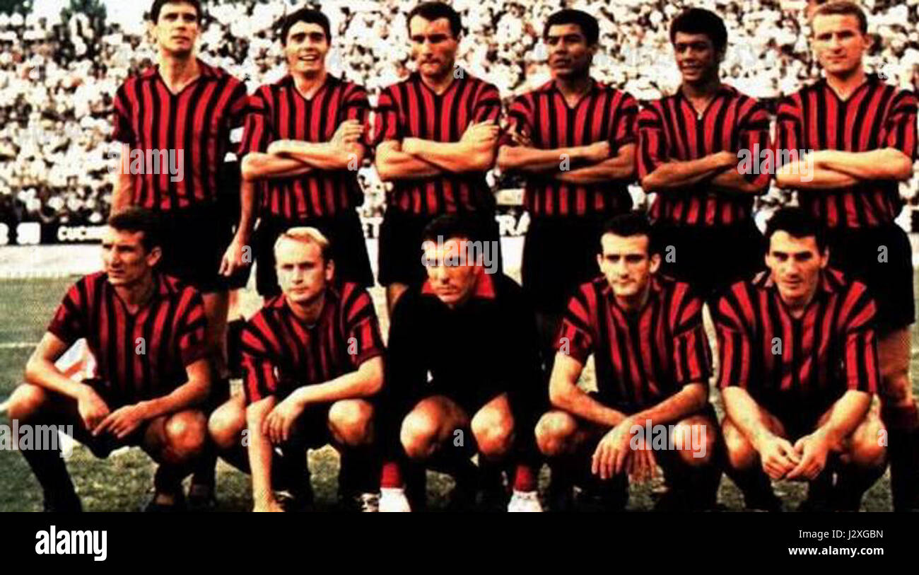 La saison 1964-65 de Milan Associazione Calcio a été marquée par le succès de la campagne de l'équipe en Serie A, qui l'a amené à décrocher le titre de champion italien. Cette période de l'histoire de Milan a vu l'équipe dominée par des joueurs qualifiés et l'expertise managériale, consolidant leur position comme l'un des meilleurs clubs de football italiens. Banque D'Images