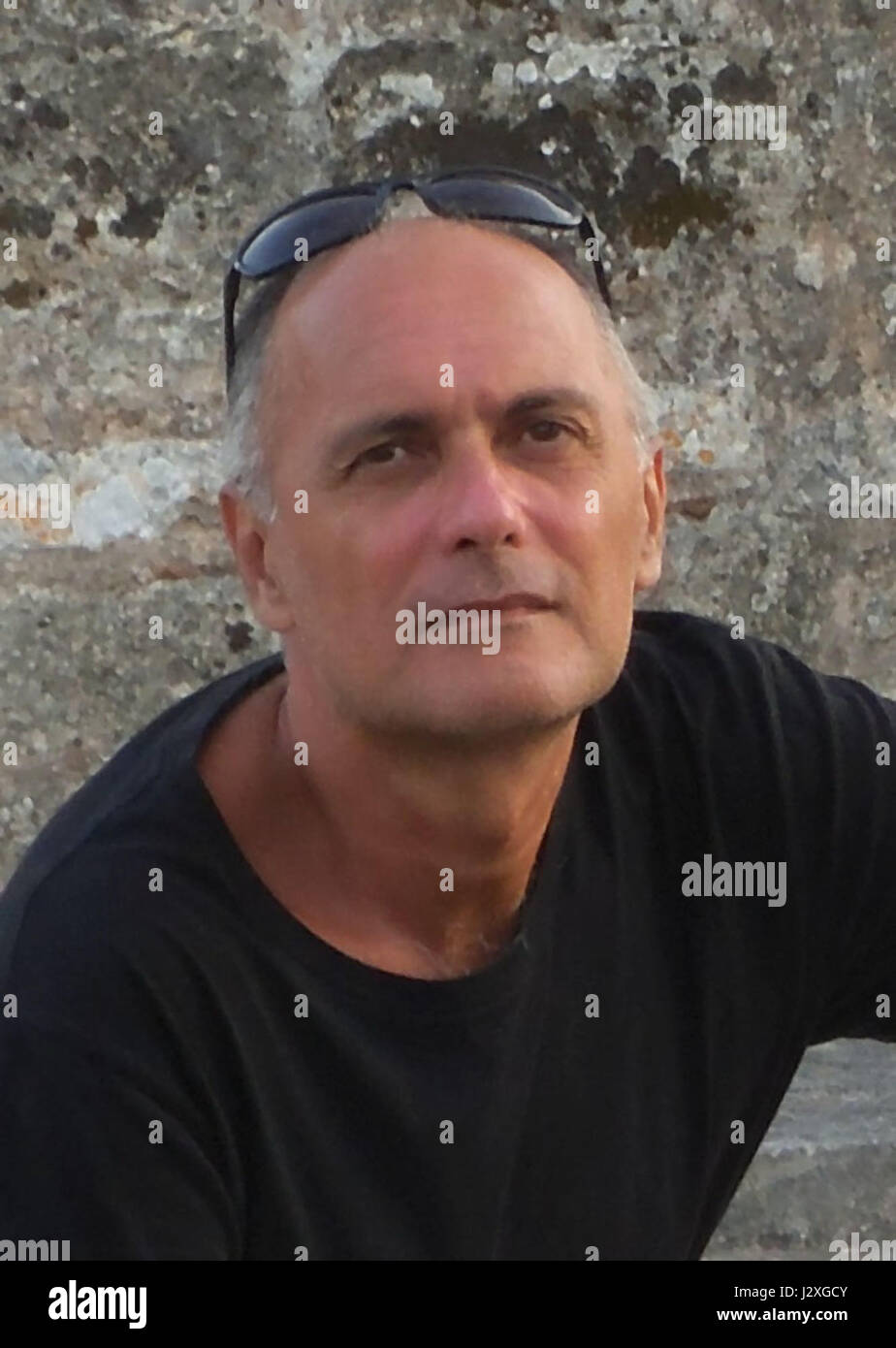 Riccardo Giagni est un artiste italien connu pour ses œuvres contemporaines à travers divers médiums. Son art reflète les tendances artistiques modernes, en se concentrant sur les formes d'art abstrait et conceptuel. Banque D'Images