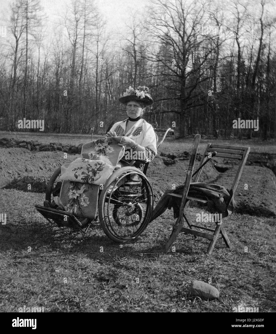 Photographie d'Alexandra Fyodorovna, la dernière tsarine de Russie, en fauteuil roulant pendant sa captivité à Tsarkoe Selo. Banque D'Images