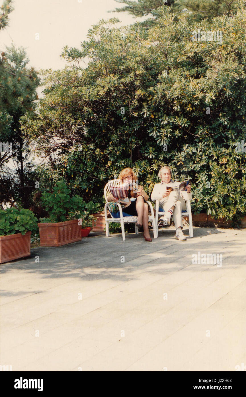 Cette photographie de 1991 capture Giuseppe Cassieri et Mariella Tedeschi sur la Terrazza Gaeta en Italie. Il souligne la beauté pittoresque et l'importance culturelle de l'endroit, souvent visité pour ses vues pittoresques sur la Méditerranée. Banque D'Images