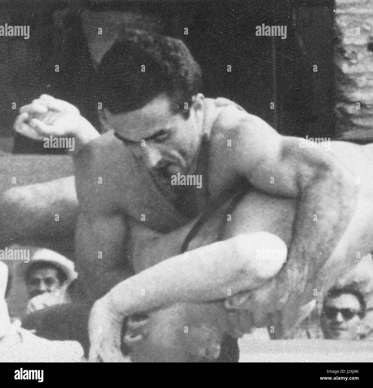 Le match de boxe entre Garibaldo Nizzola et Kazuo Abe en 1960 a été un événement important dans le monde de la boxe professionnelle, mettant en évidence la rivalité compétitive et l'habileté athlétique. Banque D'Images