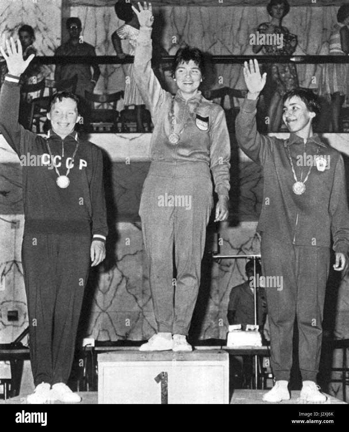 Les Jeux olympiques d'été de 1960 ont vu une réalisation notable dans l'escrime de fleuret féminin, avec l'événement tenu à Rome. L'équipe italienne est sortie victorieuse, marquant un moment important dans l'histoire olympique pour le sport féminin. Banque D'Images
