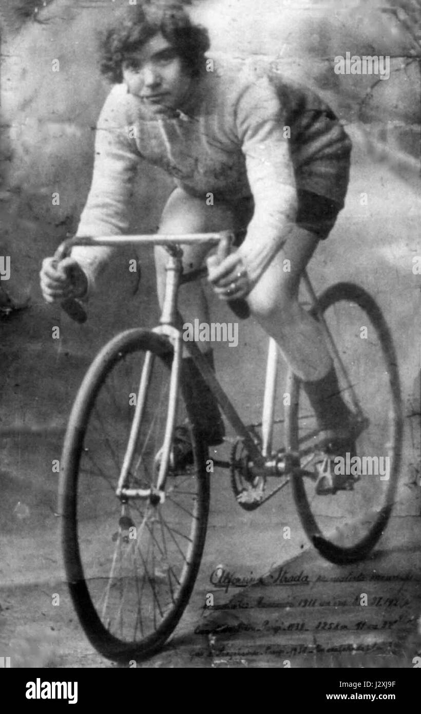 Alfonsina Morini était une athlète italienne influente connue pour sa carrière au début du XXe siècle. Elle était connue pour ses réalisations en athlétisme, en particulier dans le sport du cyclisme, où elle a obtenu un succès notable dans les compétitions italiennes. Banque D'Images