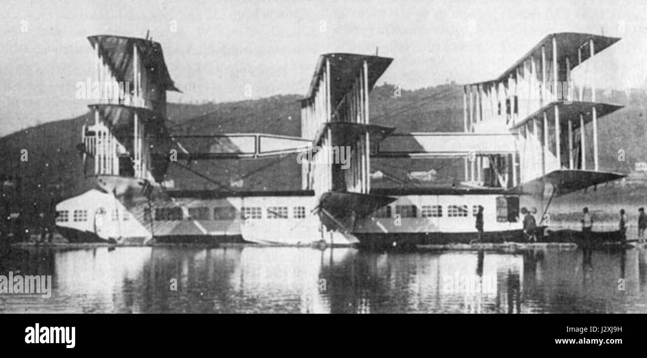 Caproni CA.60 est un avion de transport italien conçu par la société Caproni dans les années 1930 Ce grand avion multimoteur a été construit pour le vol à long rayon d'action et est remarquable pour son design distinctif avec de multiples ailes. Il a servi de précurseur aux modèles d'aviation avancés en Italie et a présenté l'innovation de son temps dans l'ingénierie aéronautique. Banque D'Images