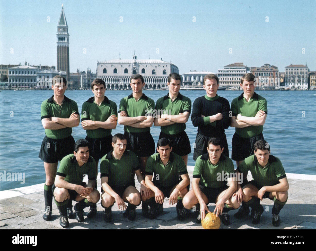 L'Associazione Calcio Venezia, également connu sous le nom de Venezia FC, est un club de football basé à Venise, en Italie. La saison 1963-1964 a marqué une période notable dans l'histoire du clubâ€™, reflétant leur performance dans la ligue italienne de football à cette époque. Banque D'Images
