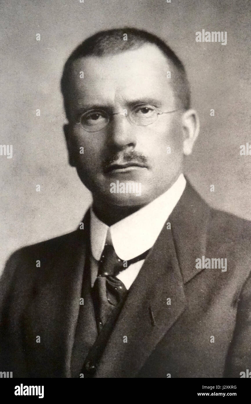Carl Gustav Jung était un psychiatre et psychanalyste suisse qui a fondé la psychologie analytique. Son travail sur l’inconscient collectif, les archétypes et le processus d’individuation reste influent en psychologie et au-delà. Banque D'Images