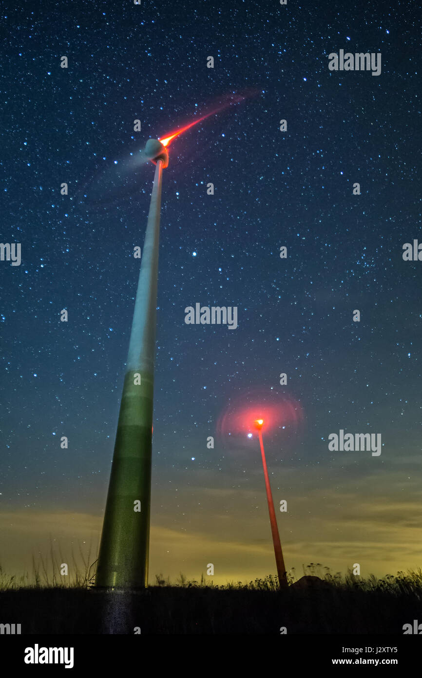 Éoliennes de grande taille en vertu de nuit, ciel étoilé, Dulsk, Pologne. Partie de windmill farm. Banque D'Images