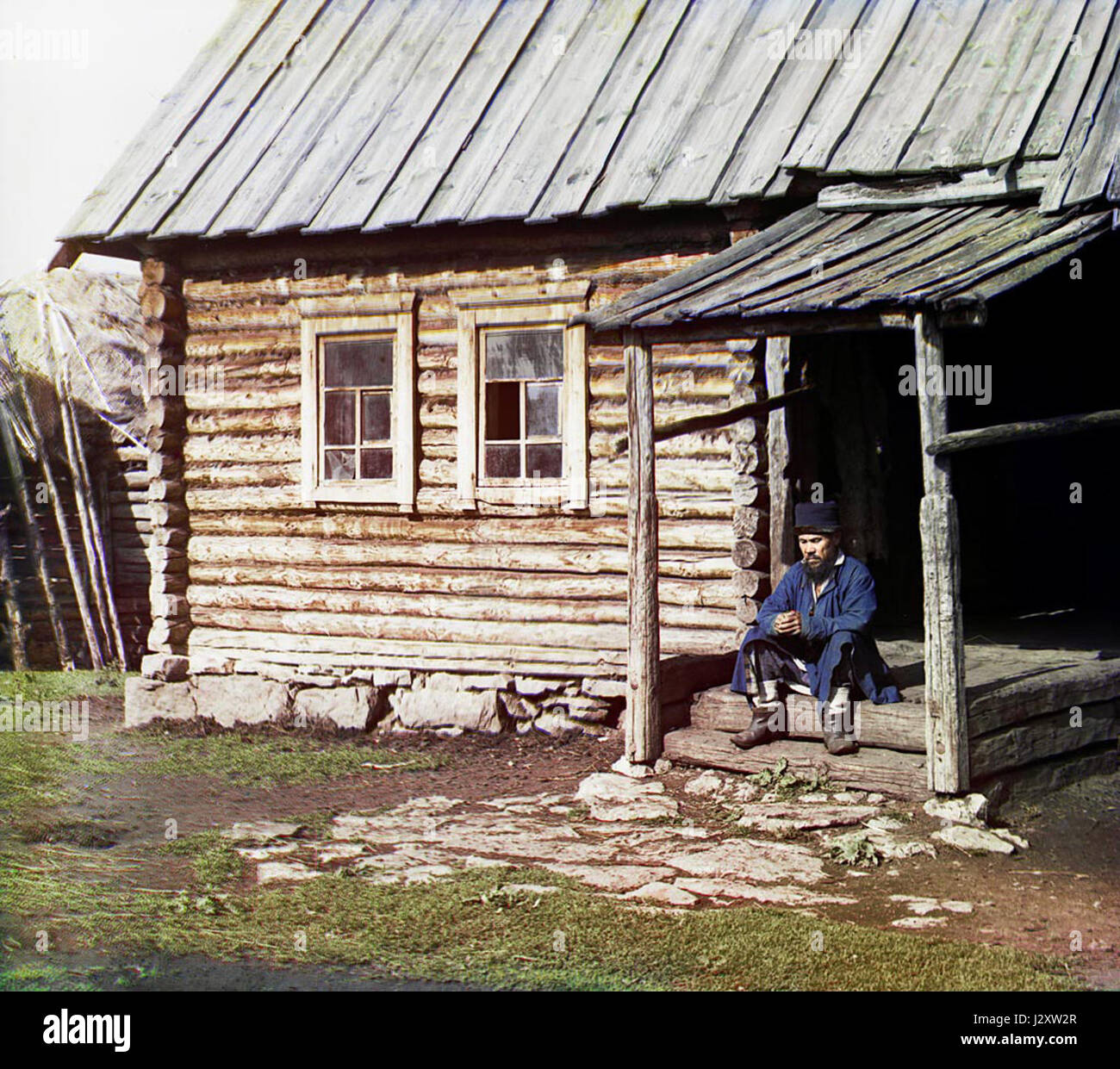 Un homme Bachkir est montré à son domicile, reflétant le mode de vie traditionnel et les coutumes du peuple Bachkir, un groupe ethnique russe. Banque D'Images