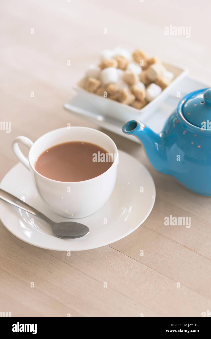 Tasse de thé théière vaisselle rafraîchissement rafraîchissante boisson stimulante British Banque D'Images