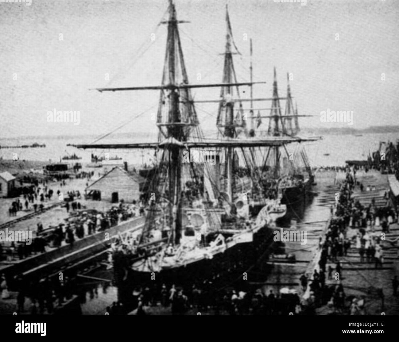 Calliope Dock, situé à Devonport, Royaume-Uni, est une cale sèche remarquable qui a joué un rôle important dans la construction navale et l'histoire navale. Le quai fait partie de l'infrastructure navale historique de Devonport, essentielle pour la réparation et l'entretien des navires. Banque D'Images