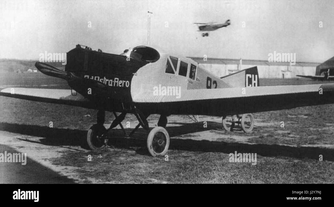 Le Junkers F13, représenté ici avec un cadre de remorquage, était l'un des premiers avions entièrement métalliques. Il représente un développement important dans l'histoire de l'aviation, en particulier au début du XXe siècle. Banque D'Images