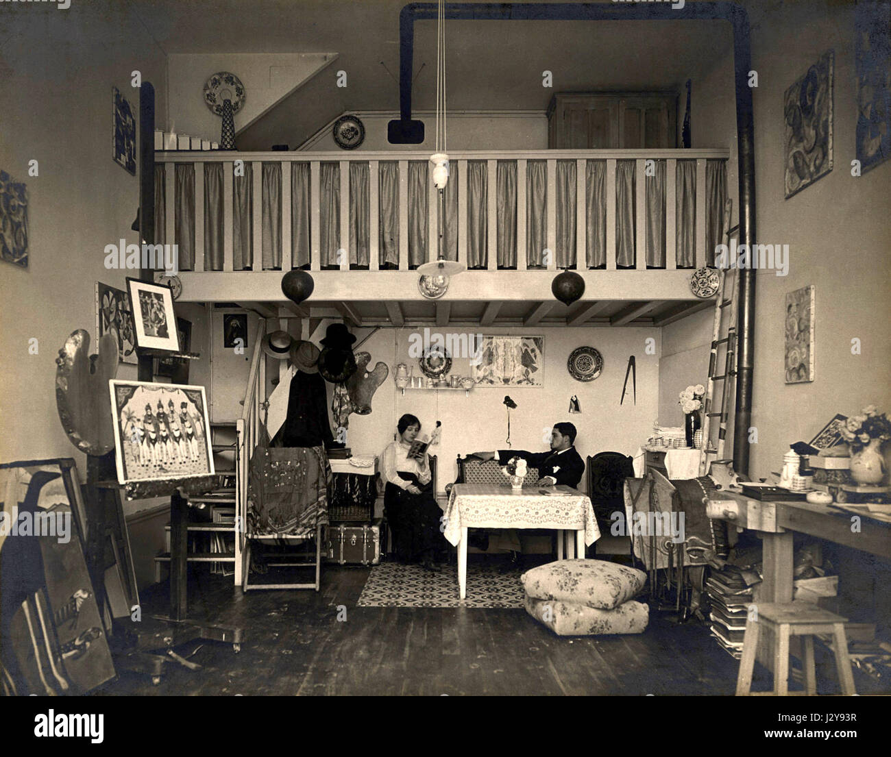 Amadeo de Souza Cardoso (1887-1918), peintre moderniste portugais pionnier, épouse Lucie Meynardi Pecetto (1890-1970), d'origine italienne, en 1914. Le couple est photographié dans leur studio parisien au 20, rue Ernest Cresson, vers 1913, reflétant leur profond partenariat personnel et professionnel. Banque D'Images