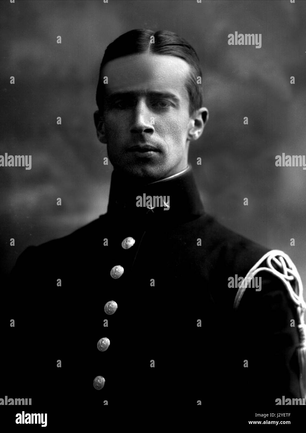 Cette image est un portrait d'Alf Paus, une figure capturée par le photographe Gustav Borgen, connu pour son travail artistique en photographie noir et blanc, mettant probablement l'accent sur l'étude personnelle ou de caractère. Banque D'Images