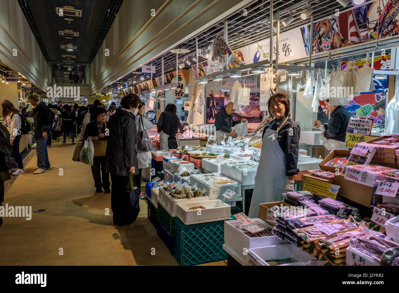 Le marché aux poissons de Tsukiji, marché de détail. Banque D'Images