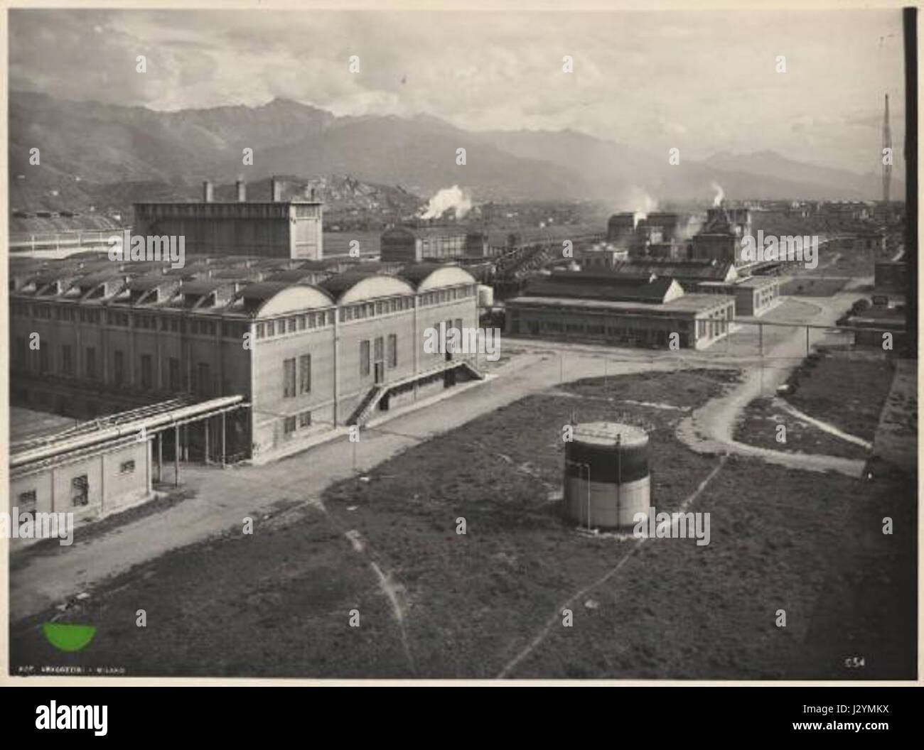 Une référence à l'usine Azoto à Avenza, en Italie, en 1945, probablement liée à l'histoire industrielle, se concentrant sur ses opérations, son importance et son rôle dans l'Italie d'après-seconde Guerre mondiale. Banque D'Images