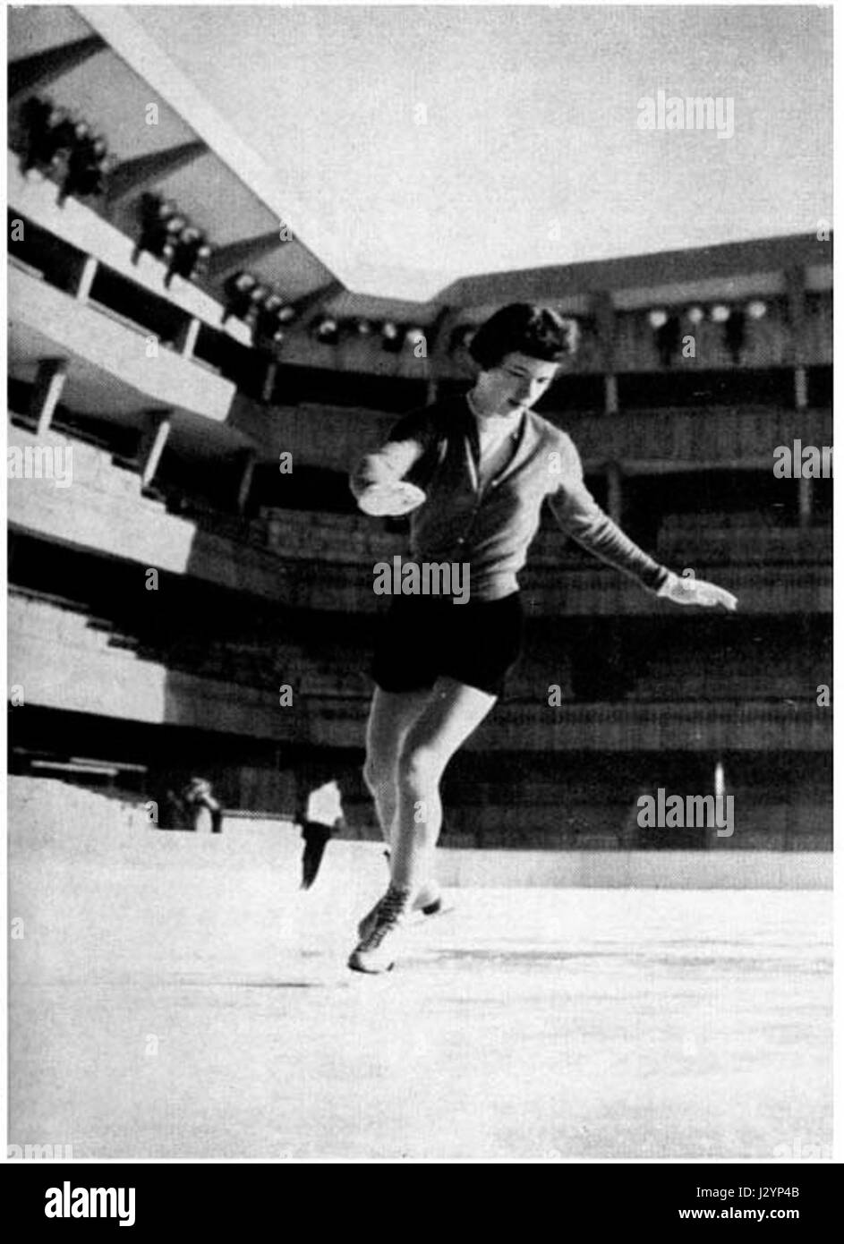 Tenley Albright a été une figure importante aux Jeux olympiques d'hiver de 1956, où elle a participé au patinage artistique. Sa performance lui a assuré une place dans l'histoire olympique en tant qu'athlète influente. Banque D'Images
