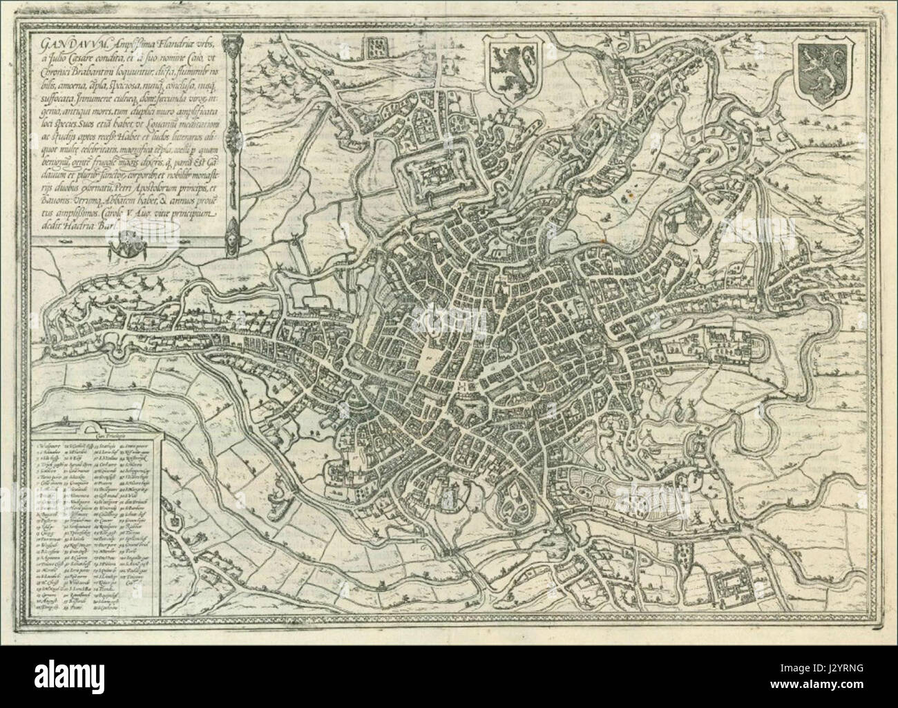 Cette carte de Gand, créée par Braun et Hogenberg, est une représentation détaillée de la ville datant du XVIe siècle. Il fait partie de leur célèbre série de cartes des villes, qui ont fourni un aperçu de l'aménagement et de l'urbanisme des grandes villes européennes pendant la Renaissance. Banque D'Images