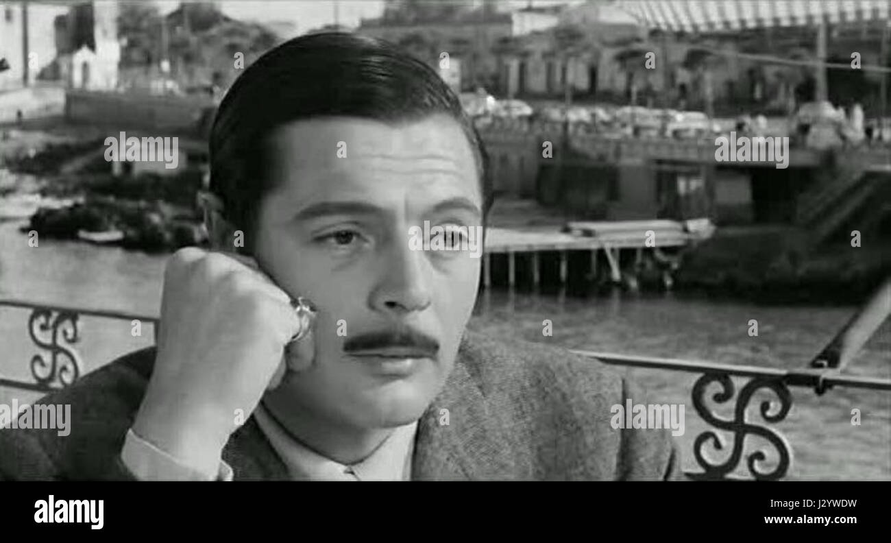 Il s'agit d'une scène ou d'une œuvre liée à Marcello Mastroianni dans le contexte de Divorzio all'italiana, un film italien classique. La performance de Mastroianniâ€™ est une partie importante de l'histoire du cinéma italien. Banque D'Images